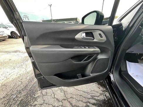 Used 2024 Chrysler Pacifica Limited w/ S Appearance Package image 13