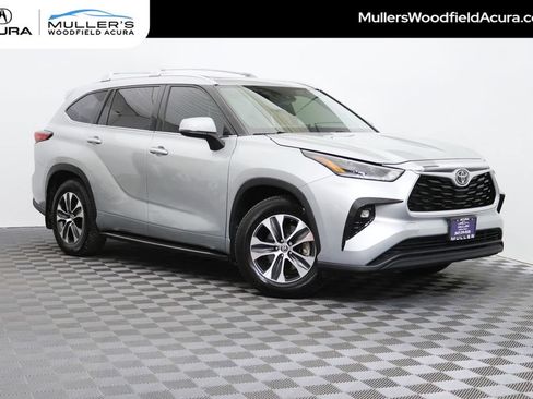 Used 2021 Toyota Highlander XLE AWD/4WD image 1
