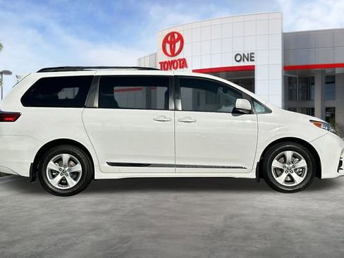 Used 2020 Toyota Sienna LE w/ Carpet Mat Package image 3