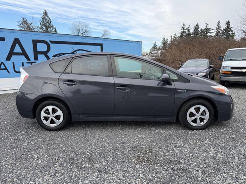 Used 2013 Toyota Prius Three image 2