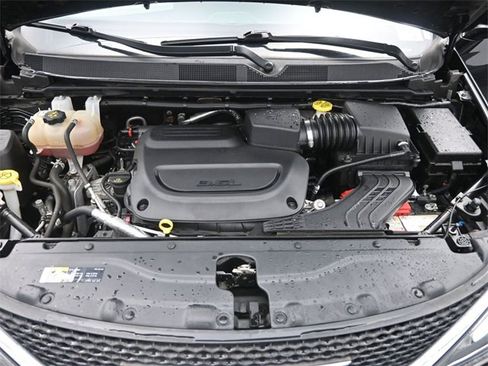 Used 2019 Chrysler Pacifica Touring-L image 22