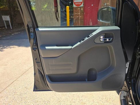 Used 2016 Nissan Frontier SV w/ SV Value Truck Package AWD/4WD image 9