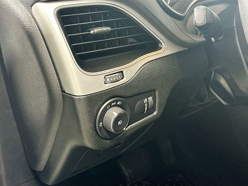 Used 2019 Jeep Cherokee Sport AWD/4WD image 11