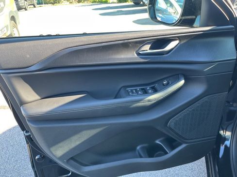 New 2025 Jeep Grand Cherokee Altitude image 18