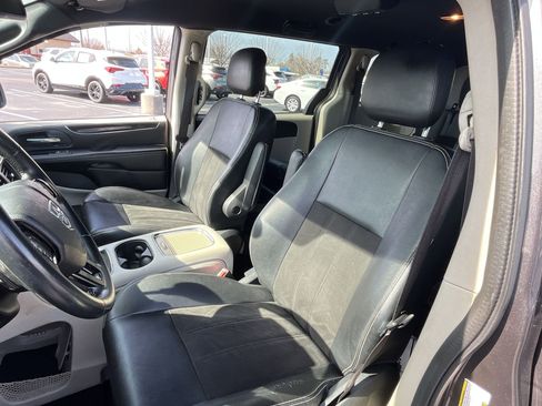 Used 2019 Dodge Grand Caravan SXT image 13