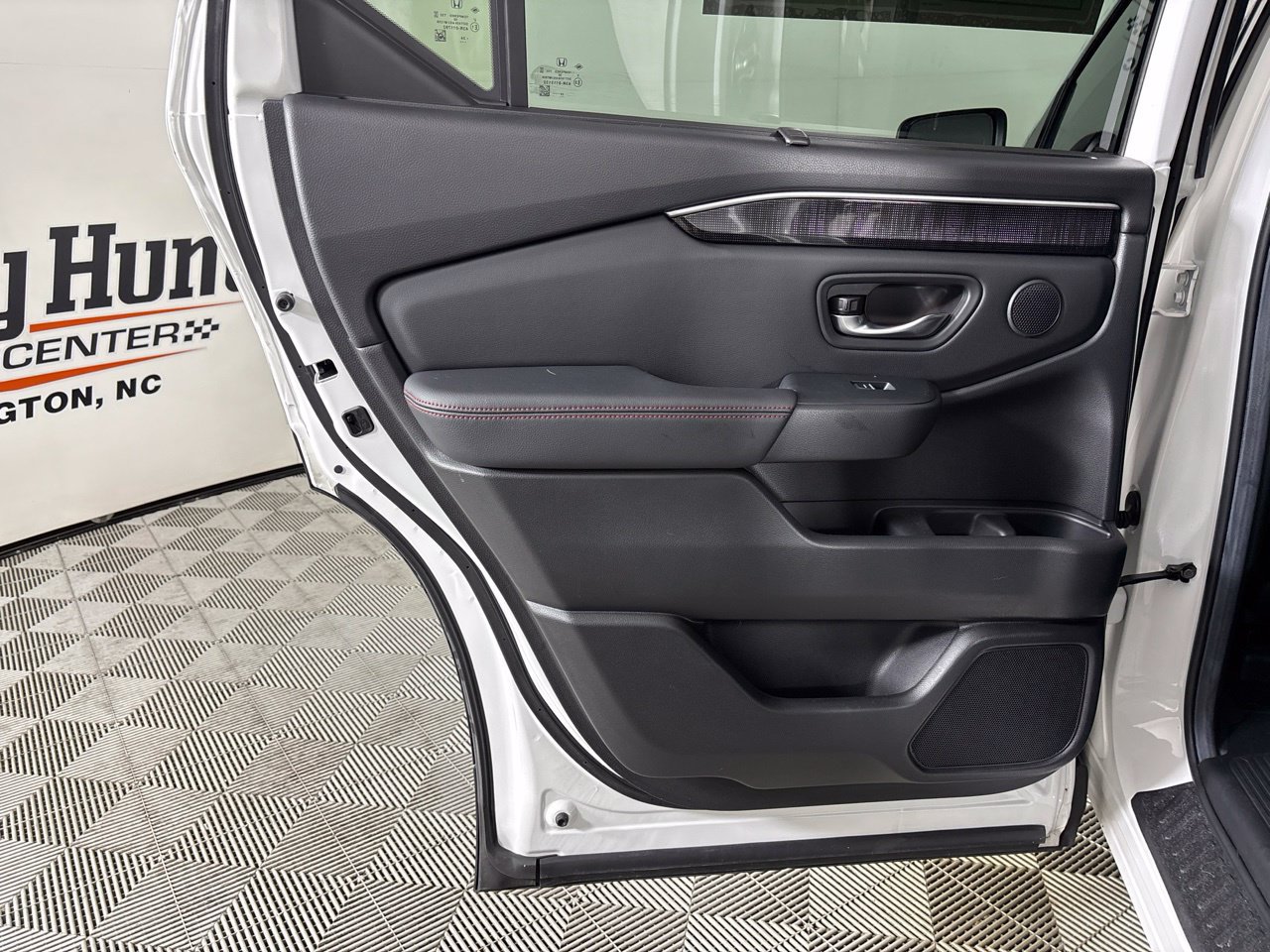 Used 2025 Honda Pilot Black Edition image 27