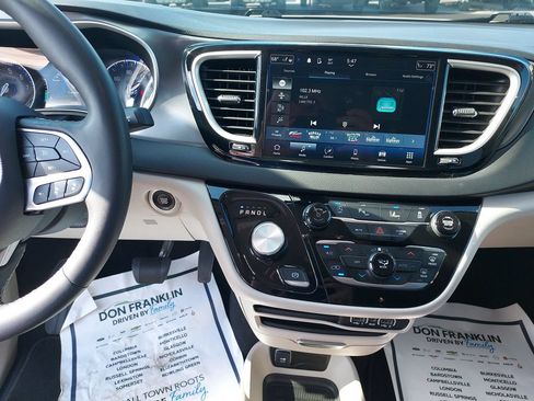 Used 2023 Chrysler Pacifica Touring-L FWD image 17
