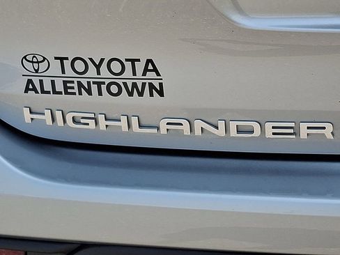 Used 2021 Toyota Highlander XLE AWD/4WD image 32