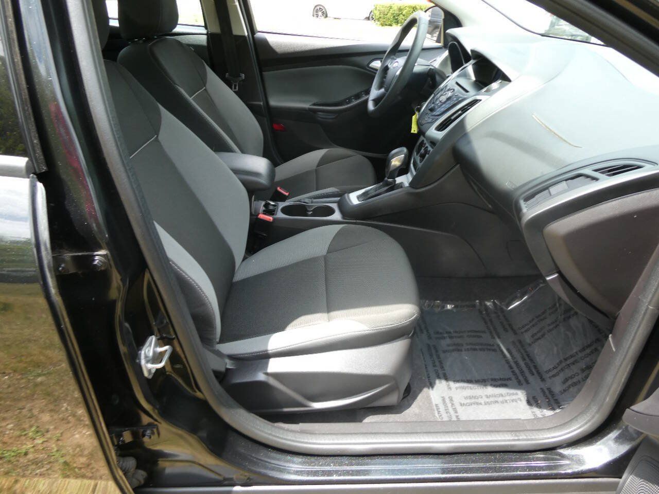 Used 2014 Ford Focus SE w/ Interior Protection Package FWD image 19