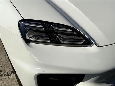 New 2025 Porsche Macan 4S Electric image 18