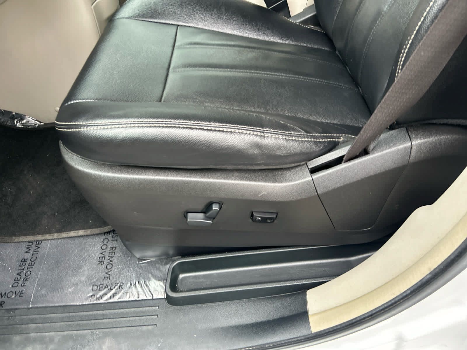 Used 2015 Chrysler Town & Country Touring w/ Driver Convenience Group FWD image 11