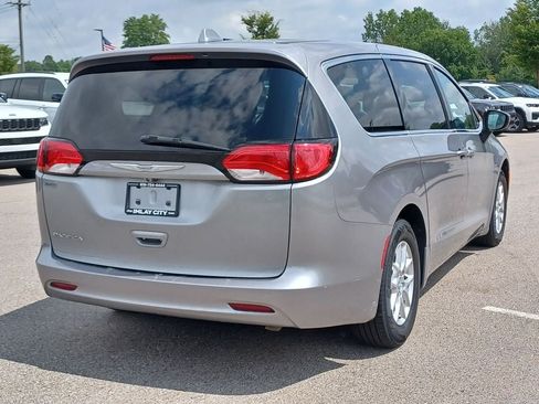 Used 2017 Chrysler Pacifica Touring FWD image 4