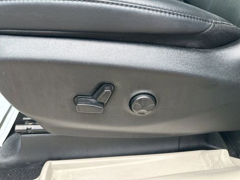 Used 2024 Chrysler Pacifica Touring-L FWD image 19
