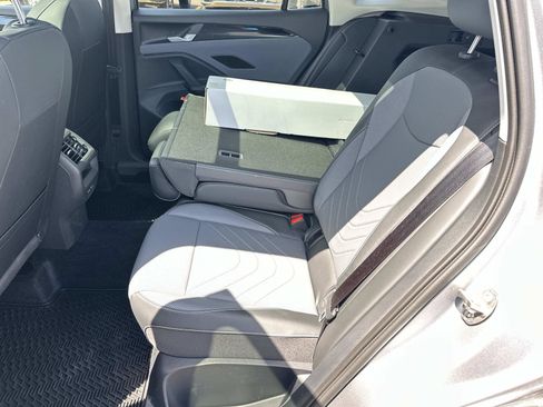 Used 2025 Volkswagen Tiguan SE w/ Panoramic Sunroof Package AWD/4WD image 11