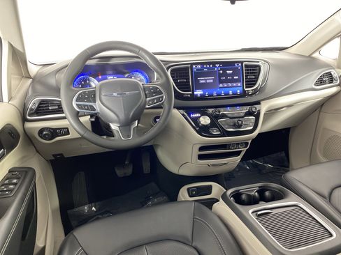 Used 2024 Chrysler Pacifica Touring-L image 18