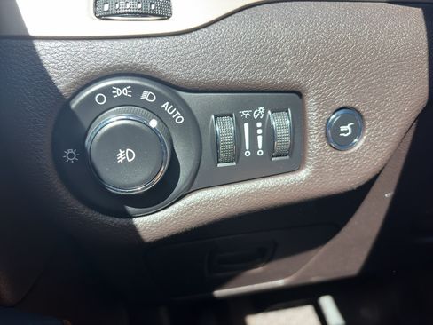 Used 2017 Jeep Cherokee Trailhawk AWD/4WD image 14