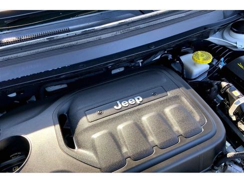 Used 2019 Jeep Cherokee Latitude Plus AWD/4WD image 33