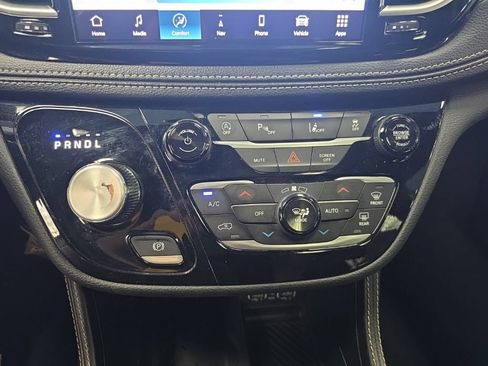 Used 2025 Chrysler Pacifica Limited FWD image 29