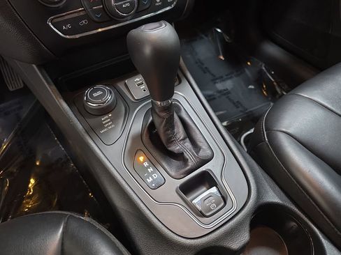 Used 2019 Jeep Cherokee Latitude Plus w/ Comfort/Convenience Group image 25