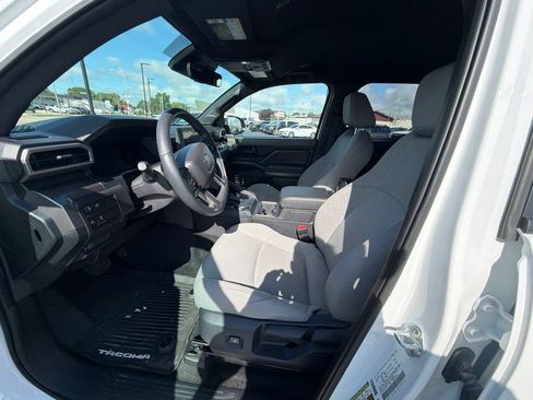 Used 2025 Toyota Tacoma SR5 AWD/4WD image 4