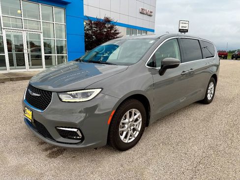 Used 2023 Chrysler Pacifica Touring-L image 8