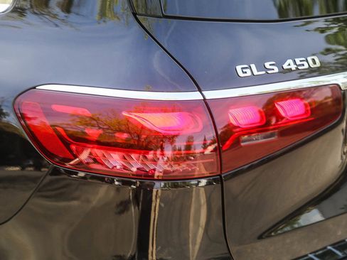 Used 2025 Mercedes-Benz GLS 450 4MATIC image 8