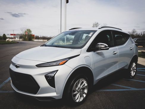Used 2023 Chevrolet Bolt EUV LT FWD image 15