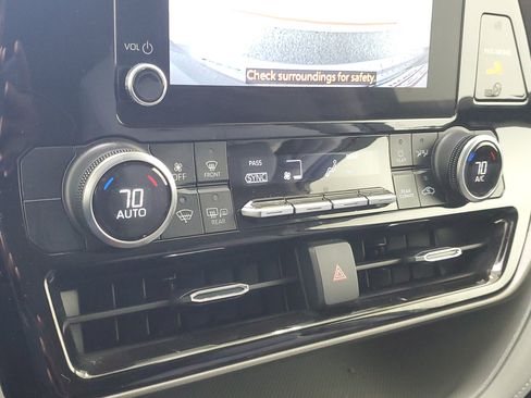Used 2023 Toyota Highlander LE FWD image 31