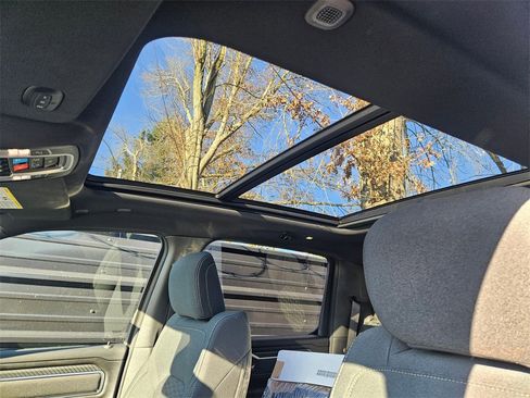 New 2026 RAM 1500 4x4 Crew Cab image 33