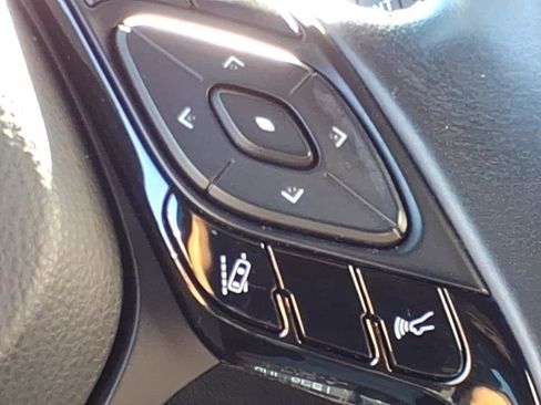 Used 2022 Toyota C-HR XLE image 17