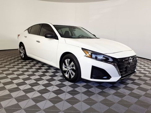 Used 2025 Nissan Altima 2.5 S FWD image 3