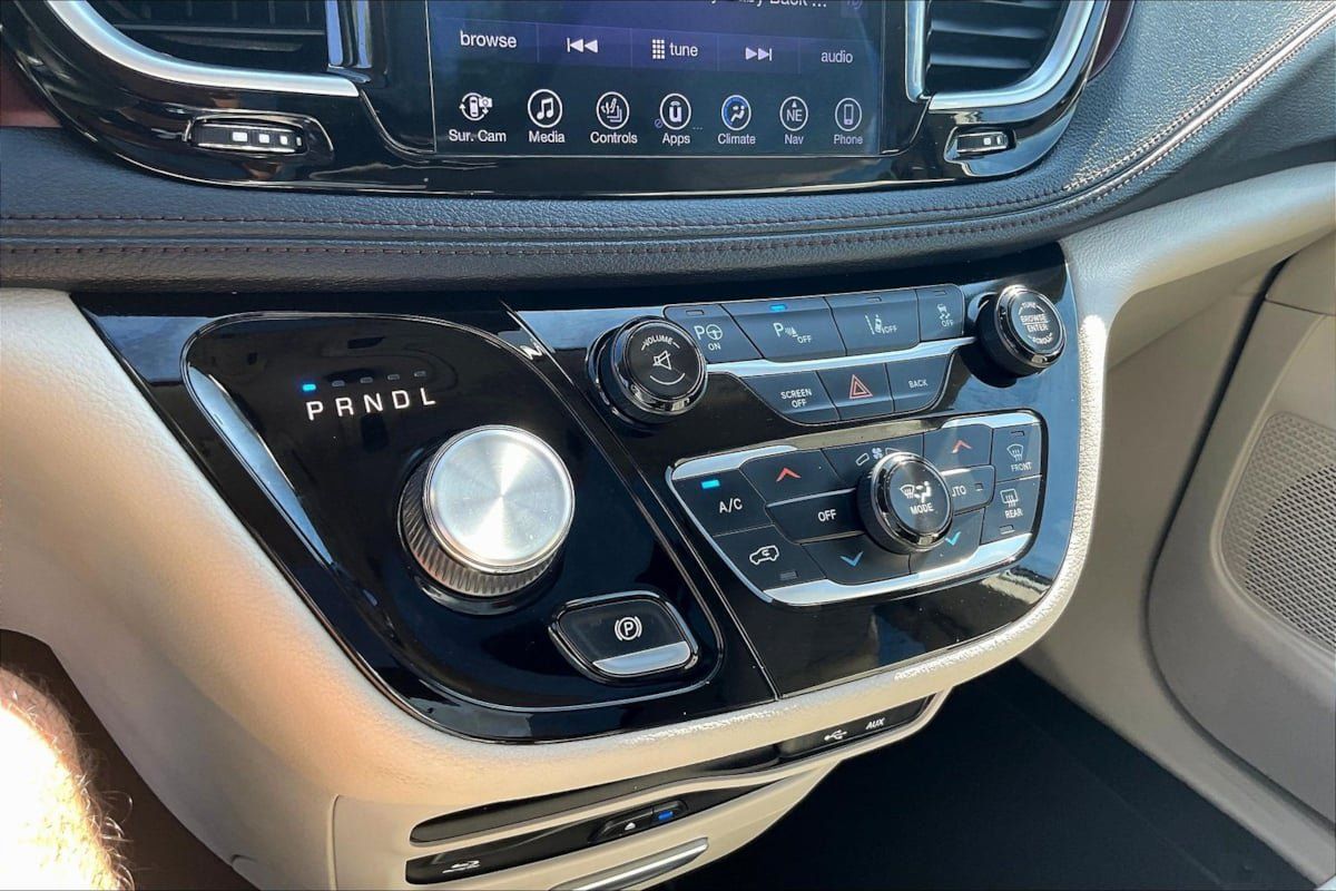 Used 2017 Chrysler Pacifica Limited w/ UConnect Theater Package FWD image 15