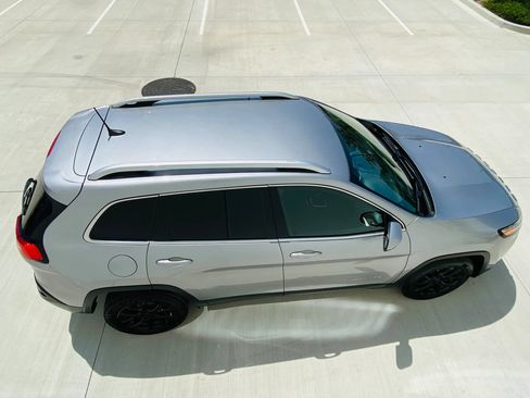 Used 2017 Jeep Cherokee Latitude FWD image 13