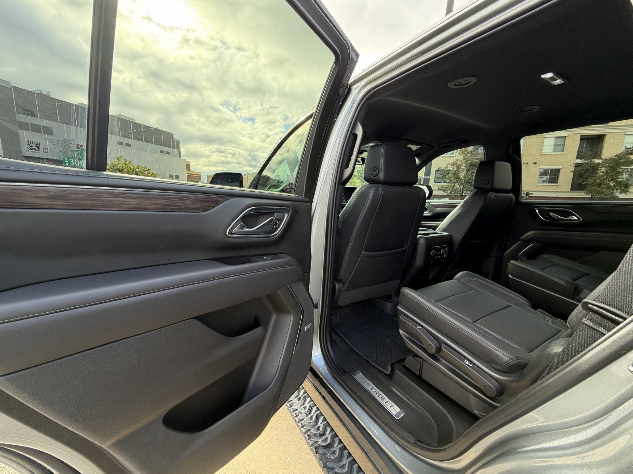 Used 2023 Chevrolet Tahoe Z71 w/ Z71 Off-Road Package AWD/4WD image 14