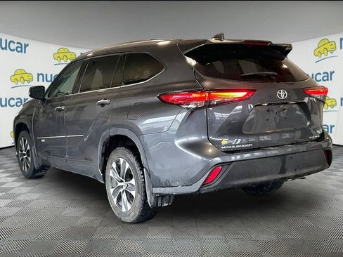 Used 2021 Toyota Highlander XLE AWD/4WD image 4
