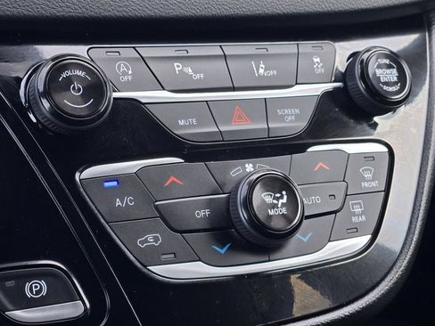 Used 2025 Chrysler Pacifica Select FWD image 24