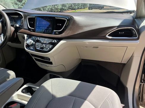 Used 2017 Chrysler Pacifica Touring FWD image 39