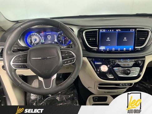 Used 2023 Chrysler Pacifica Touring-L AWD/4WD image 15