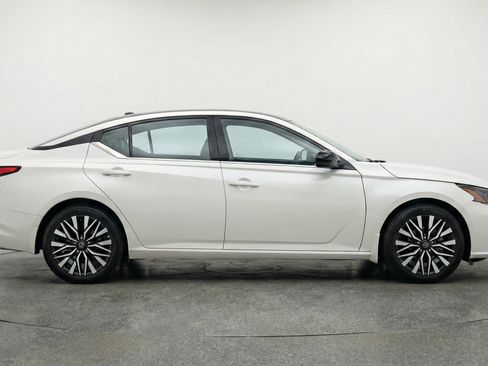 Used 2025 Nissan Altima 2.5 SV FWD image 11