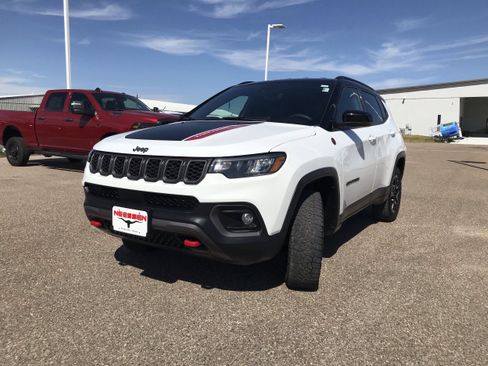 Used 2024 Jeep Compass Trailhawk image 3