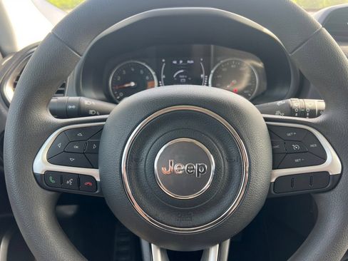 Used 2023 Jeep Renegade Latitude AWD/4WD image 29