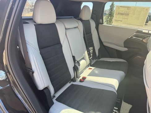 New 2025 Mitsubishi Outlander SE image 14