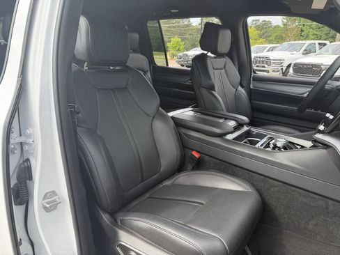 Certified 2025 Jeep Wagoneer Series II w/ 8-Passenger Seating Package AWD/4WD image 21