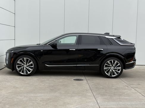 Used 2024 Cadillac Lyriq Luxury w/ LPO, Floor Liner Package AWD/4WD image 4