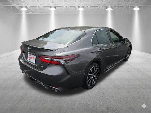 Used 2021 Toyota Camry SE FWD image 3
