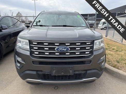 Used 2017 Ford Explorer XLT w/ Equipment Group 202A image 3