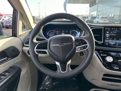 Used 2023 Chrysler Pacifica Touring-L FWD image 13