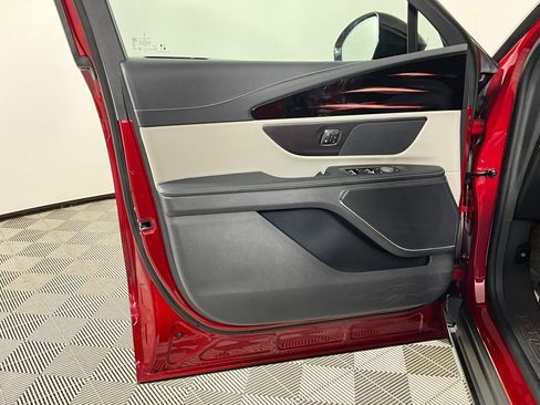 Used 2025 Lincoln Nautilus Premier image 18