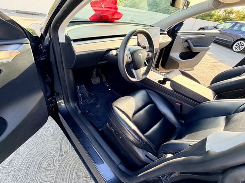 Used 2024 Tesla Model Y 2WD image 34