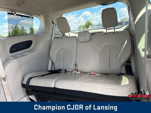Used 2017 Chrysler Pacifica Touring-L Plus FWD image 26